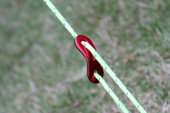 Close-up of 10pcs adjustable aluminum alloy tent rope buckles in various colors, highlighting the 5.8mm aperture and compact 39x16x2mm size.